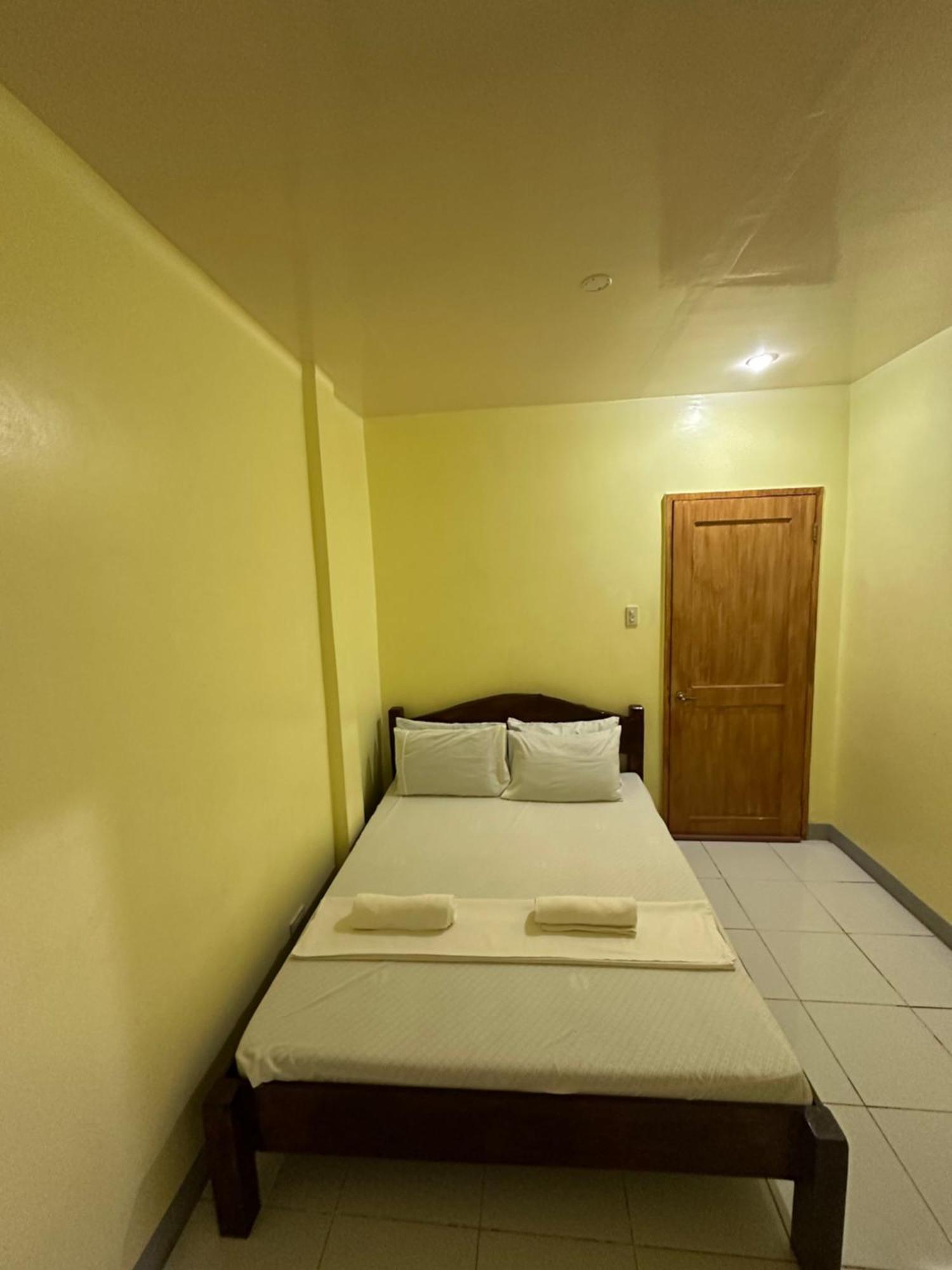 Edgar'S Guest House Moalboal Bagian luar foto
